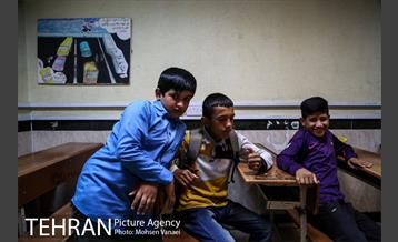 نواختن زنگ مدرسه کودکان کار مرکز پرتو توسط هانیه توسلی 3