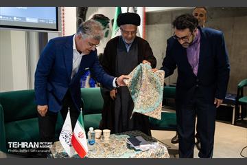 مراسم رونمایی از کتاب بداهه‌گویی در اجرای تلویزیونی