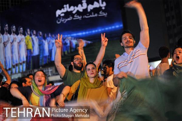 شادی خیابانی مردم بعد از پیروزی تیم ملی ایران 28