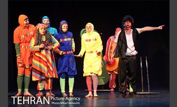 نمایش پاهای خانم هزارپا‎ 11