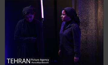 نمایش در اتاق باد می وزد 3