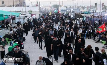پیاده‌روی زائرین اربعین حسینی در مسیر نجف به کربلا 37