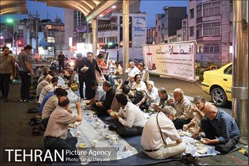 مراسم افطاری ساده در پایانه های تاکسیرانی شهر تهران 7