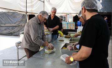 طبخ غذای نذری عتبه علوی برای آسیب دیدگان جنگ رمضان