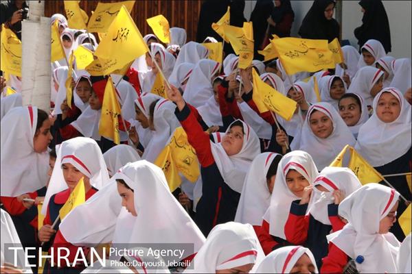 اهدای هدایای ویژه به دانش آموزان دبستان دخترانه شهید خوشنویسان 7