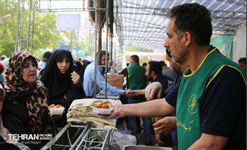 خدمت‌رسانی مواکب منطقه10 به نمازگزاران عید سعید فطر 12