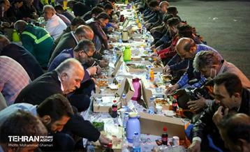 ضیافت یک هزار نفری افطار شهرداری منطقه 10