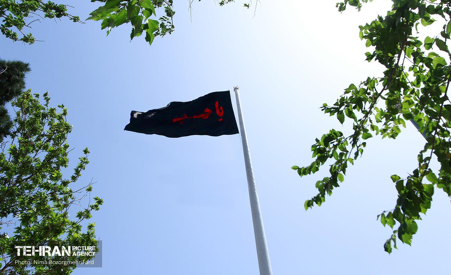 اهتزاز پرچم عزای حسینی بر فراز برج پرچم ایران 5