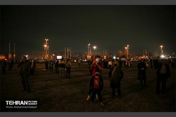 مدال افتخار انقلاب بر گردن برج آزادی 20