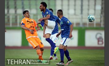 دیدار تیم های فوتبال سایپا و صنعت نفت آبادان