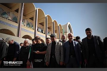 اقامه نماز بر پیکر آقای شهید ایران - 3 13