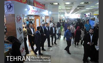 بازدید محمد علی افشانی ار نمایشگاه کتاب 5