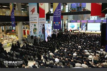 اهتزاز پرچم سبز رضوی بر فراز برج پرچم ایران 26