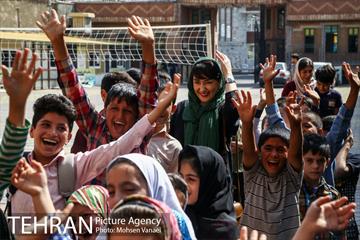 نواختن زنگ مدرسه کودکان کار مرکز پرتو توسط هانیه توسلی 15