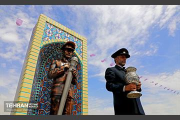 رونمایی از تندیس «خادم حرم» 7