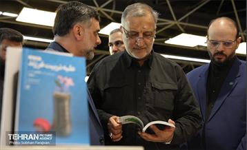 بازدید شهردار تهران از رویداد "اردی‌بهشت کتاب" 17