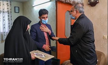 حضور شهردار تهران در منزل شهید ارشد محمودی 12