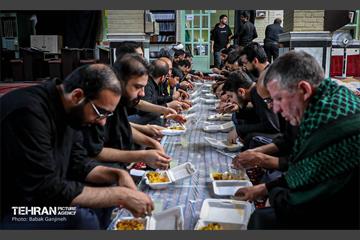 زائران مراسم وداع با آقای شهید ایران در زائرشهرهای منطقه ۱۳ 7