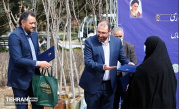 غرس ١٠٠ اصله نهال در دریاچه شهدای خلیج فارس با حضور خانواده شهدای هم محله‌ای 3
