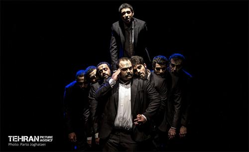 نمایش «تن‌ها» 18