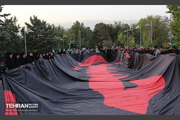 اهتزاز پرچم عزای حسینی بر فراز برج پرچم ایران 14