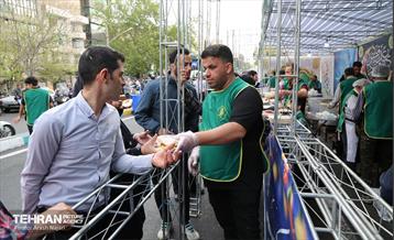 خدمت‌رسانی مواکب منطقه10 به نمازگزاران عید سعید فطر 28