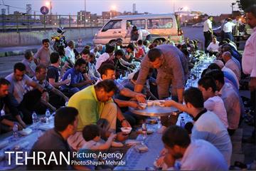 افطاری ساده در پایانه تاکسیرانی صادقیه 15