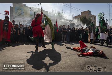 نجات اهل عالم با حسین است  32