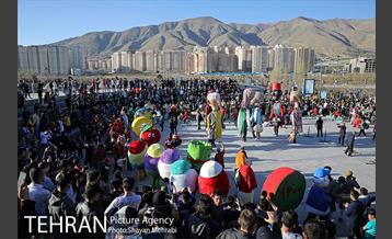 گردهمایی بزرگ عروسک‌های نوروزی در دریاچه شهدای خلیج فارس 23