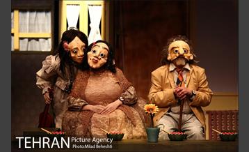 نمایش خوشبختی های کوچک سوسک شدن‎ 4