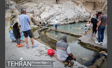 آبتنی تابستانی در چشمه علی 19