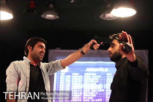 نمایش او فقط خسته بود‎ 16