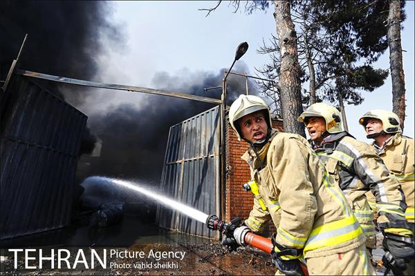 آتش سوزی در کارخانه رنگ  2