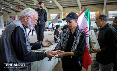 زائران مراسم وداع با آقای شهید ایران در زائرشهرهای منطقه ۱۳ 2