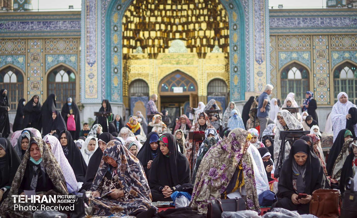 اقامه نماز عید فطر در امامزادگان پنج تن لویزان  26