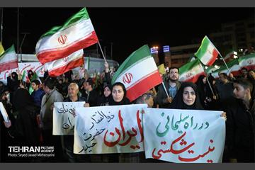 تجمع شب سی‌وچهارم در میدان انقلاب 12
