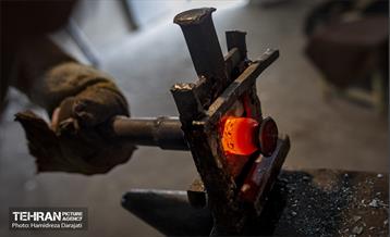 جنس تیغه ‎ها از فنر است اما بقیه قسمت‏ها از آهن است که گداخته و حالت داده می ‎شود.