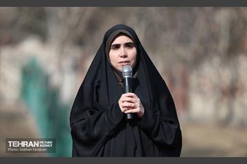 پنجره‌ای رو به آسمان آبی در منطقه 3 3