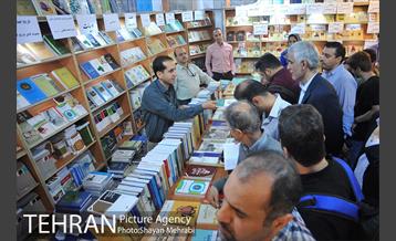 بازدید محمد علی افشانی ار نمایشگاه کتاب 4