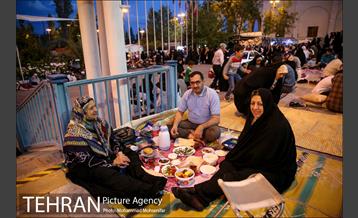 افطاری ساده در حاشیه نمایشگاه قرآن 19