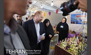 بازدید شهردار تهران از بازارچه مردم خرمشهر در کنار باغ موزه دفاع مقدس 8