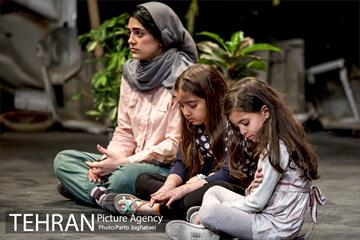 نمایش «هجده سالگی» 4