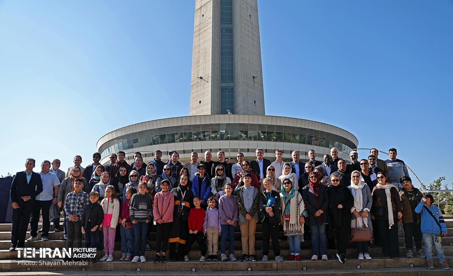 نمایشگاه «رخ دوست»تور تهرانگردی وابستگان نظامی سفارتخانه‌های خارجی مقیم تهران 42