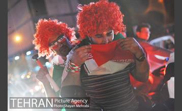 شادی خیابانی مردم بعد از پیروزی تیم ملی ایران 53