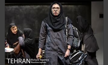 نمایش «است» 8