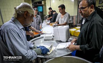 زائران مراسم وداع با آقای شهید ایران در زائرشهرهای منطقه ۱۳ 23
