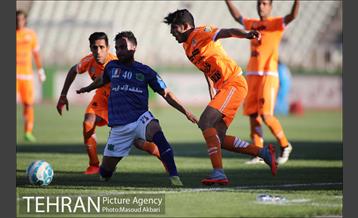 دیدار تیم های فوتبال سایپا و صنعت نفت آبادان