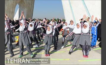 همایش زنگ تحرک و جشنواره بادبادک ها در میدان آزادی 8