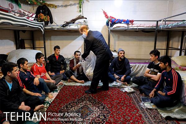 آماده سازی و توزیع 1000 پک افطاری در منطقه 6 32