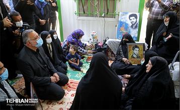 نواخته شدن زنگ دانش آموز شهید در قطعه شهدای گمنام 2